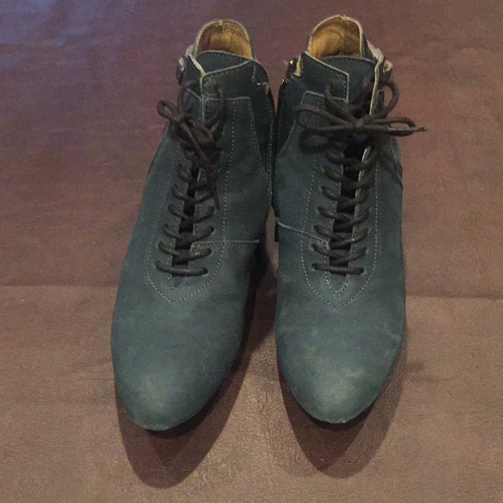 SUPER FLY! Booties with kitten heal!